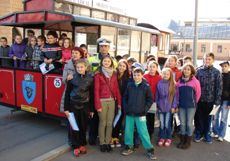 SIGHET: Mai mulţi copii de la Liceul „Regele Ferdinand” s-au plimbat cu autotrenuleţul şi au primit lecţii de educaţie rutieră SIGHET: Mai mulţi copii de la Liceul „Regele Ferdinand” s-au plimbat cu autotrenuleţul şi au primit lecţii de educaţie rutieră