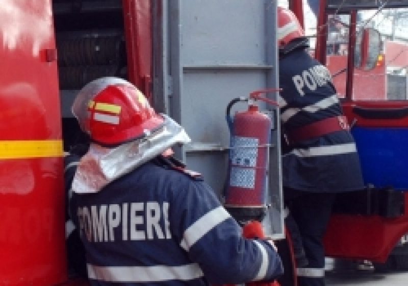 SIGHET: O bucată din acoperişul grădiniţei nr 9 s-a desprins, pompierii fiind nevoiţi să intervină pentru a înlătura pericolul