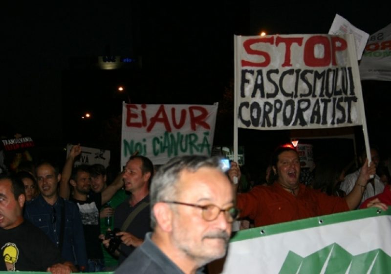 ÎN STRADĂ: Noi proteste faţă de proiectul de la Roşia Montană. Circa 2000 de persoane, în marş spre Universitate în Capitală, o mie de manifestanţi la Cluj ÎN STRADĂ: Noi proteste faţă de proiectul de la Roşia Montană. Circa 2000 de persoane, în marş spre Universitate în Capitală, o mie de manifestanţi la Cluj