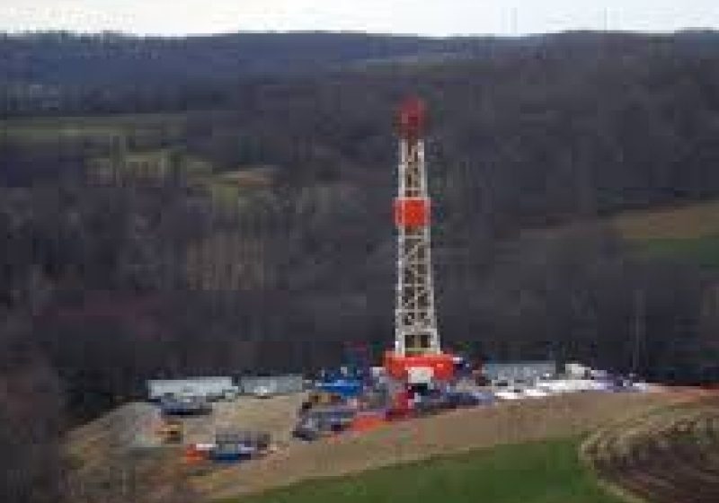 NEMULŢUMIRI: Protest al localnicilor în zona unde Chevron începe amplasarea primei sonde de explorare