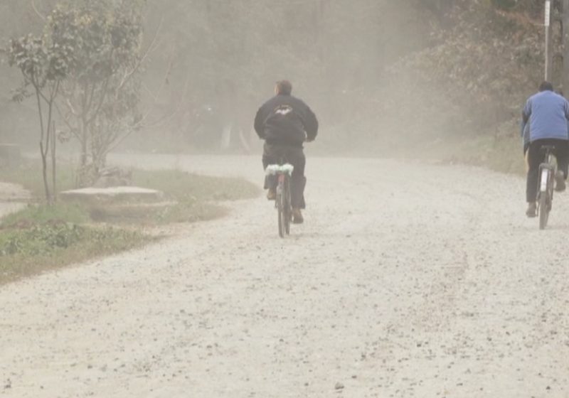 REPORTAJUL ZILEI: Pe Câmpu Negru e un praf de nu te vezi, iar atunci când plouă, apa de pe drum se scurge toată în curţile oamenilor REPORTAJUL ZILEI: Pe Câmpu Negru e un praf de nu te vezi, iar atunci când plouă, apa de pe drum se scurge toată în curţile oamenilor