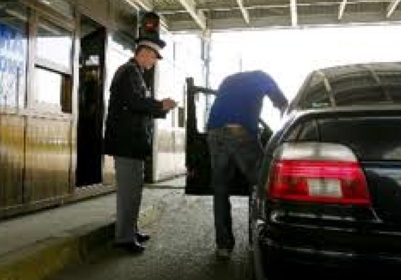 BIZARERIE-N VAMĂ: Copil ascuns de mama sa sub fustă, pentru a fi scos ilegal din ţară BIZARERIE-N VAMĂ: Copil ascuns de mama sa sub fustă, pentru a fi scos ilegal din ţară