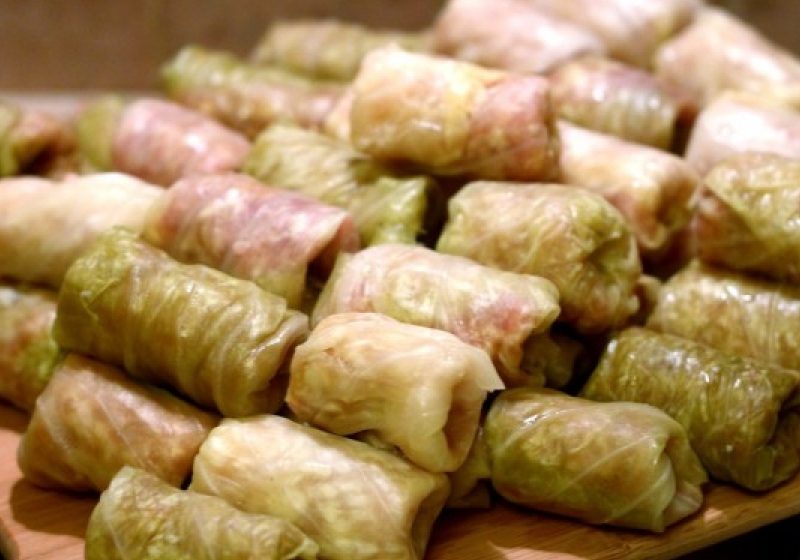TRADIŢII: Specialităţi culinare românești și ungurești și multă voie bună la Festivalul Sarmalelor de la Praid TRADIŢII: Specialităţi culinare românești și ungurești și multă voie bună la Festivalul Sarmalelor de la Praid
