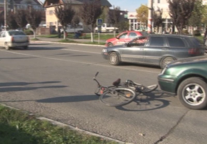SIGHET: ACTUALIZARE: Biciclist accidentat în centrul civic al oraşului. FOTO