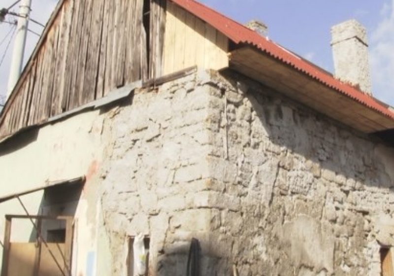 SIGHET: Cele cinci persoane care locuiau în imobilul dărăpănat de pe strada Pleveni au acum un cămin decent