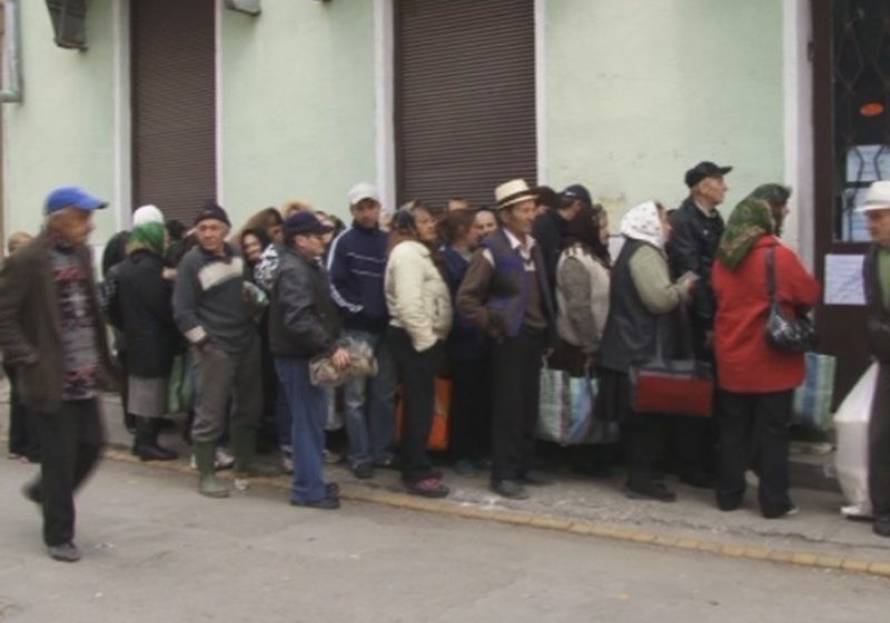 SIGHET: Nevoiaşii s-au dus dis-de-dimineaţă la Cantina Socială să-şi ia alimentele de la UE