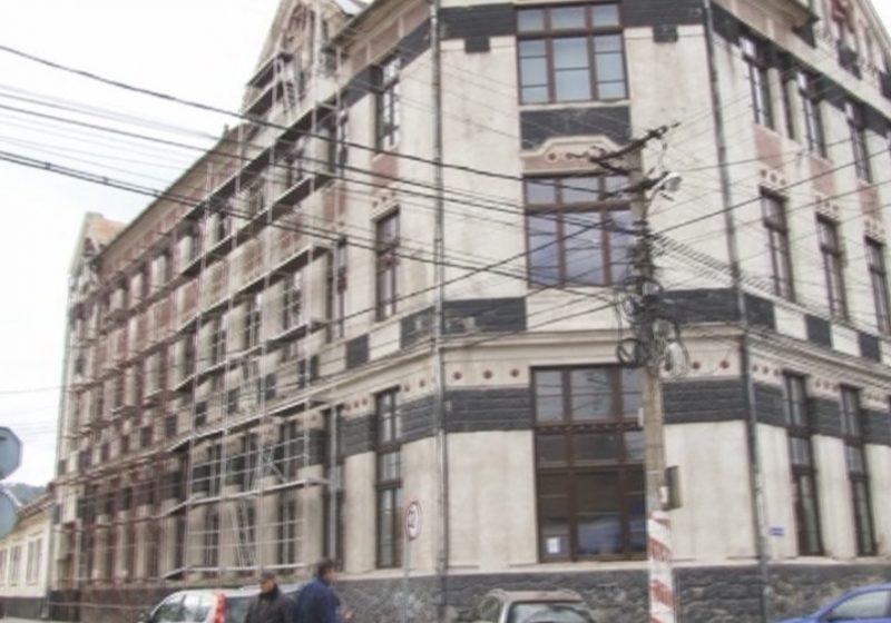 SIGHET: Se lucrează de zor la reabilitarea faţadei Colegiului Naţional „Dragoş-Vodă” SIGHET: Se lucrează de zor la reabilitarea faţadei Colegiului Naţional „Dragoş-Vodă”