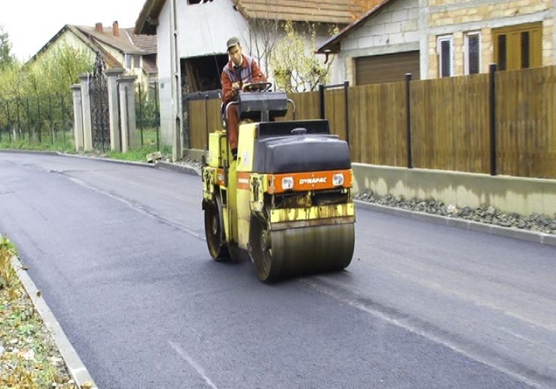 SIGHET: Reabilitarea străzii Pandurilor s-a finalizat azi cu turnarea asfaltului pe ultimul tronson de drum