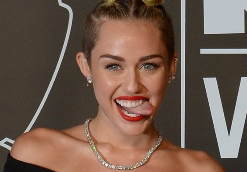 Miley Cyrus a ironizat sfaturile "materne" primite de la Sinead O’Connor