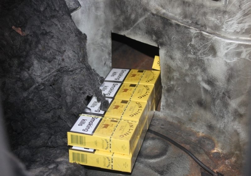 SIGHET: Tânăr prins cu 760 de pachete cu ţigări de contrabandă ascunse în locaşuri speciale în maşină SIGHET: Tânăr prins cu 760 de pachete cu ţigări de contrabandă ascunse în locaşuri speciale în maşină