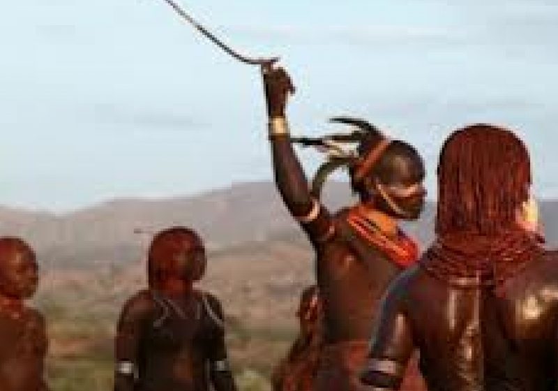 RITUALURI: Femei dintr-un trib african, bătute cu bâte şi rănite cu spini pentru a-şi demonstra rezistenţa RITUALURI: Femei dintr-un trib african, bătute cu bâte şi rănite cu spini pentru a-şi demonstra rezistenţa