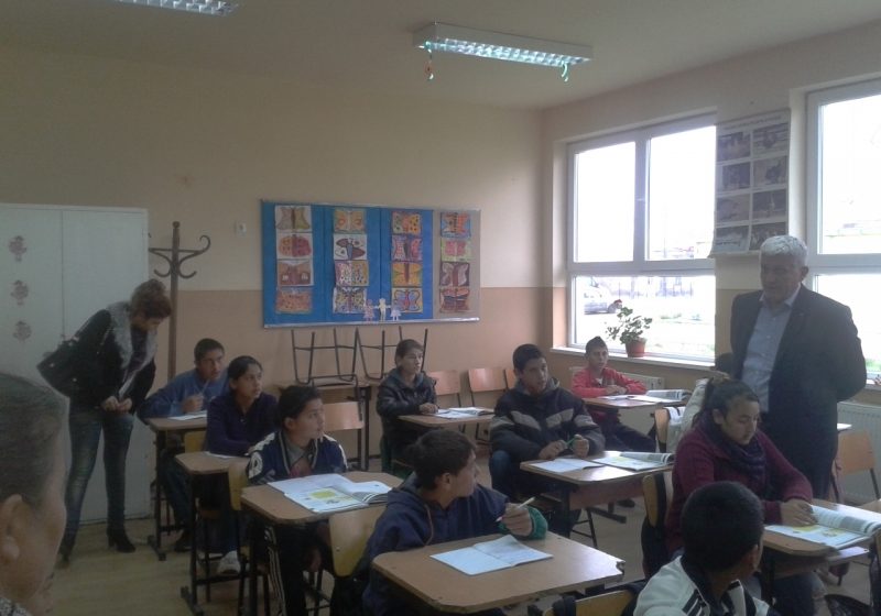 MARAMUREŞ: Prefectul Anton Rohian s-a interesat de situaţia şcolară a elevilor de etnie romă din Coltău