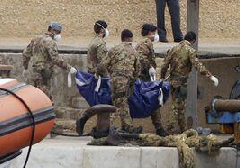 Un vas cu sute de imigranți la bord s-a scufundat în largul Siciliei
