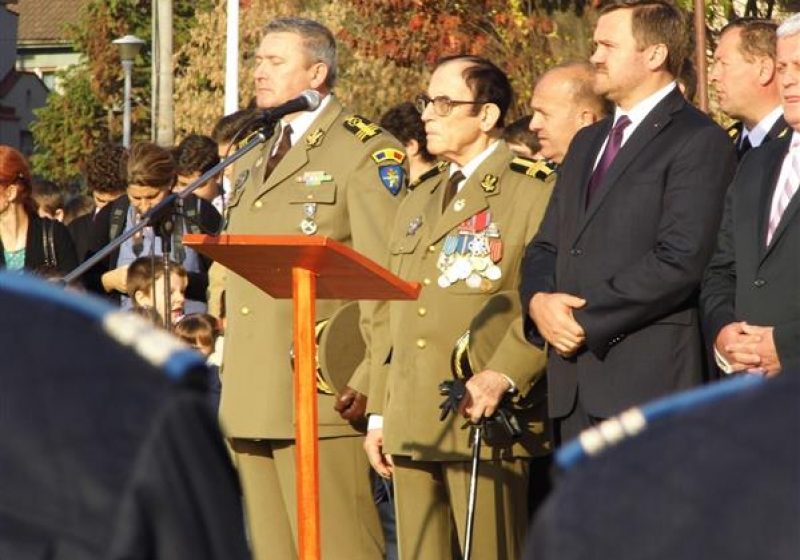 ONOARE ARMATEI ROMANE: Ceremonie militară la Monumentul Ostaşului Român