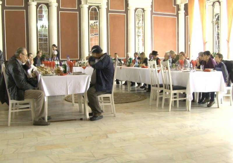 REPORTAJUL ZILEI: Nevăzătorii din Sighet au participat la o masă festivă cu ocazia Zilei Bastonului Alb REPORTAJUL ZILEI: Nevăzătorii din Sighet au participat la o masă festivă cu ocazia Zilei Bastonului Alb