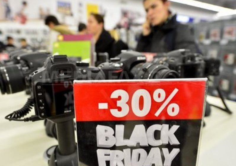 BLACK FRIDAY: Sute de oameni s-au înghesuit în magazine pentru reduceri încă de la 5 dimineaţa BLACK FRIDAY: Sute de oameni s-au înghesuit în magazine pentru reduceri încă de la 5 dimineaţa