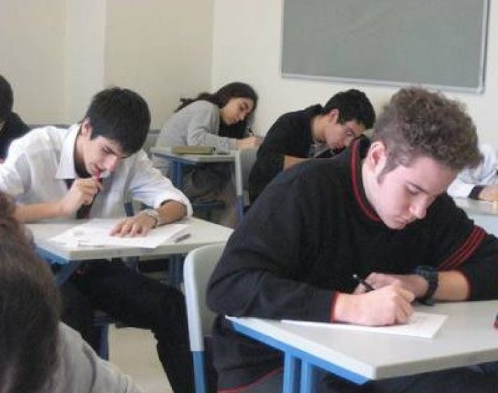 AMENZI: Sancţionarea elevilor prin scoaterea de la oră şi trimiterea la colţ, interzise prin lege