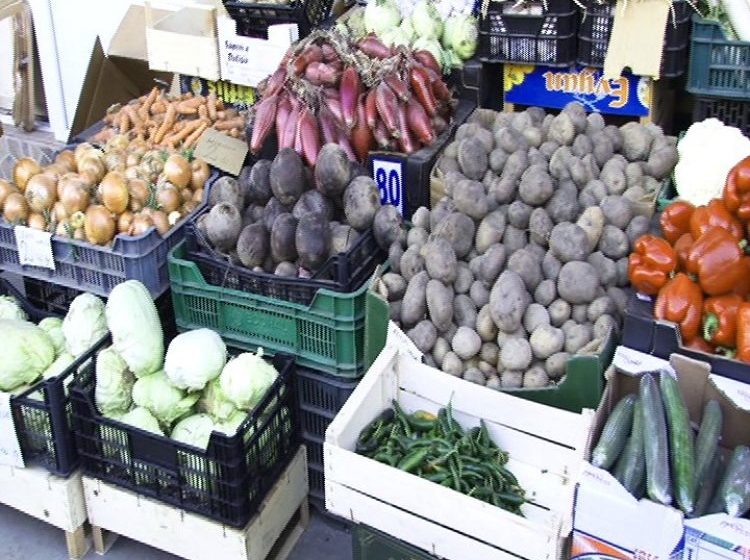SIGHET: Comercianţii se plâng că vânzarea la alimentele de post e mai slabă ca în anii trecuţi SIGHET: Comercianţii se plâng că vânzarea la alimentele de post e mai slabă ca în anii trecuţi