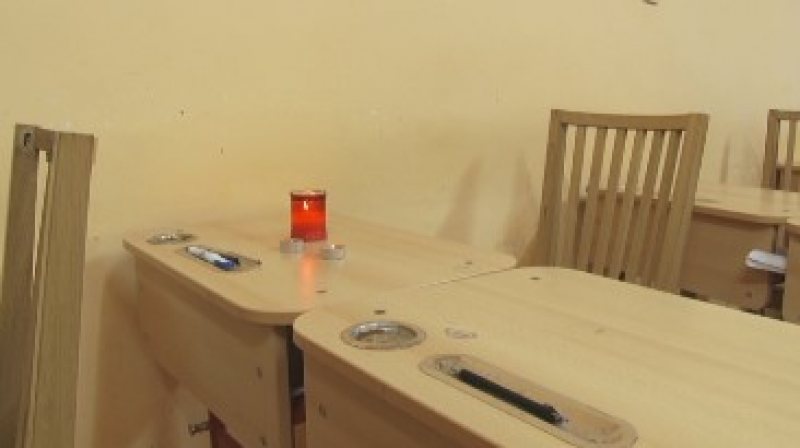 ACCIDENT MORTAL: În banca unde stătea Gabriela, colegii au aprins o lumânare de rămas bun ACCIDENT MORTAL: În banca unde stătea Gabriela, colegii au aprins o lumânare de rămas bun