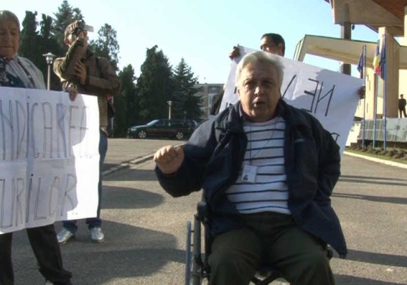 BAIA MARE:  Mai multe persoane cu dizabilități și asistenții personali ai acestora au protestat astăzi în fața Prefecturii