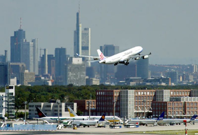 INCIDENT: Vicepreședinte al PE, reținut pe aeroportul din Frankfurt după ce i-a făcut ‘naziști’ pe vameșii germani INCIDENT: Vicepreședinte al PE, reținut pe aeroportul din Frankfurt după ce i-a făcut ‘naziști’ pe vameșii germani