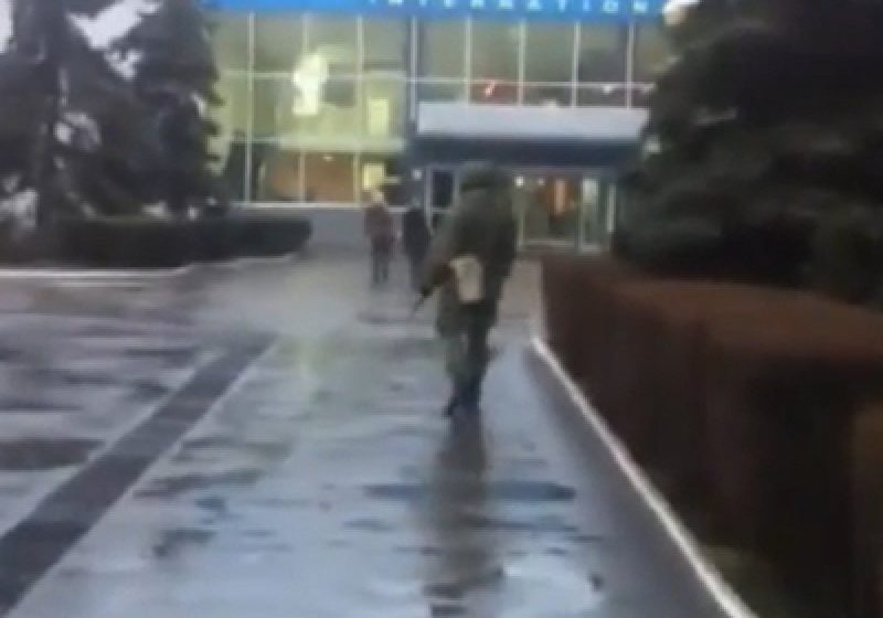 INVAZIE: Două aeroporturi din Crimeea au fost ocupate de persoane înarmate