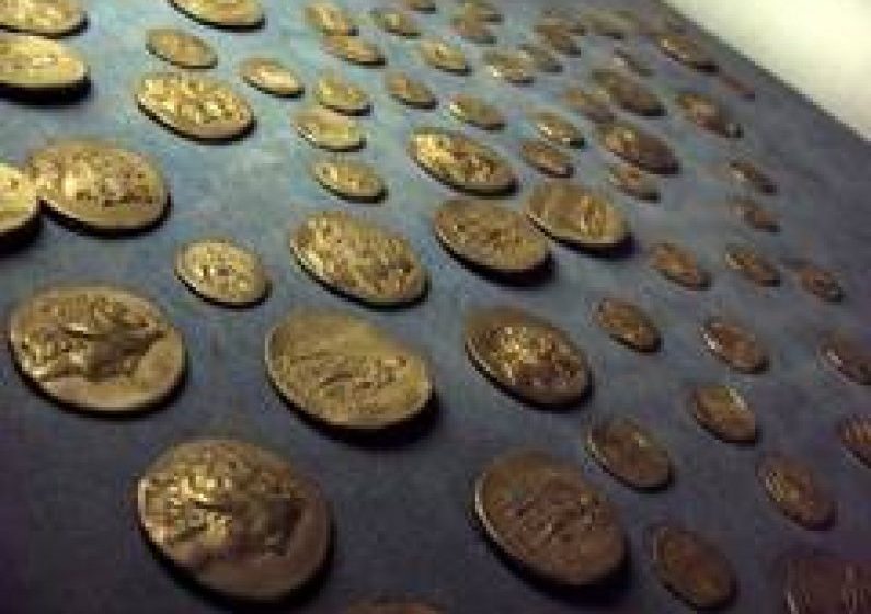 BRAŞOV: Peste 150 de monede antice şi medievale, confiscate de poliţişti de la un târg numismatic BRAŞOV: Peste 150 de monede antice şi medievale, confiscate de poliţişti de la un târg numismatic