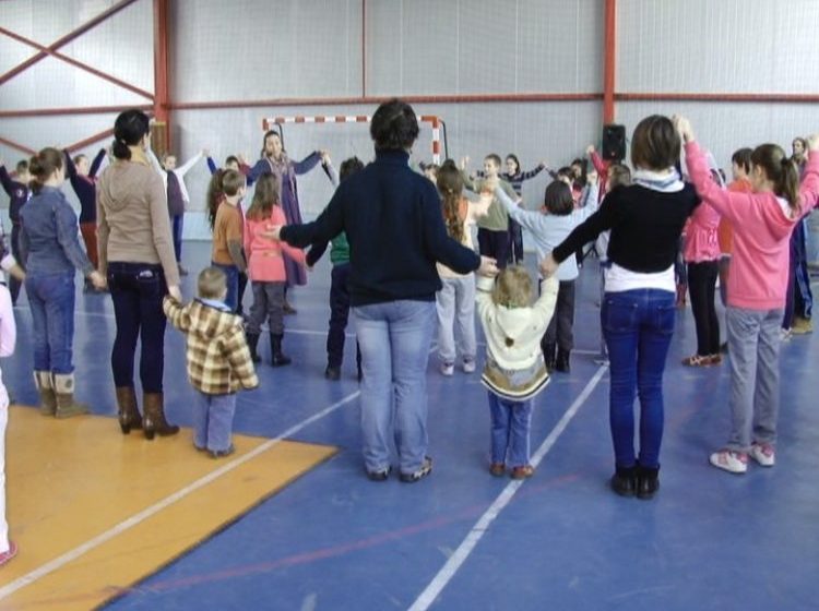 SIGHET: Elevii Liceului Teoretic „Leowey Klara” au avut astăzi prilejul de a învăţa dansurile populare maghiare de la nişte specialişti SIGHET: Elevii Liceului Teoretic „Leowey Klara” au avut astăzi prilejul de a învăţa dansurile populare maghiare de la nişte specialişti