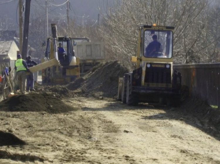 SIGHET:  Vremea bună a permis deschiderea mai multor fronturi de lucru în cadrul proiectului de reabilitare şi extindere a reţelei de apă şi canal