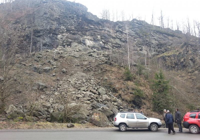 MARAMUREȘ: Blocuri de piatră și bolovani în pericol de a se desprinde pe DN 18, șoseaua care face legătura între Sighet și Baia Mare