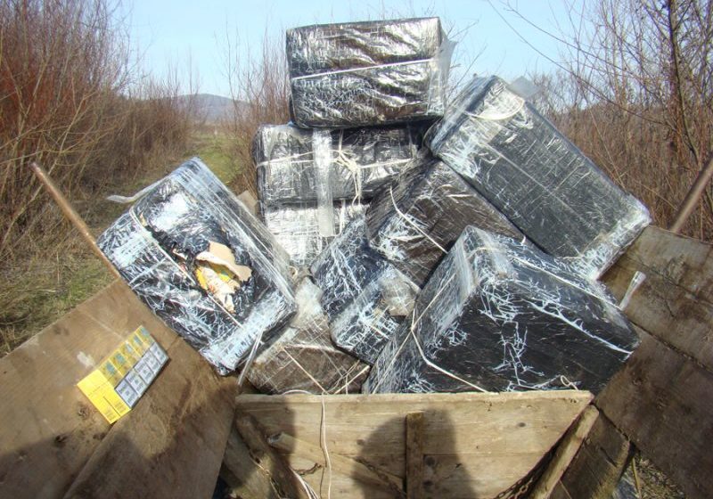 SIGHET: Contrabandişti reţinuţi în timp ce transportau ţigările cu o căruţă