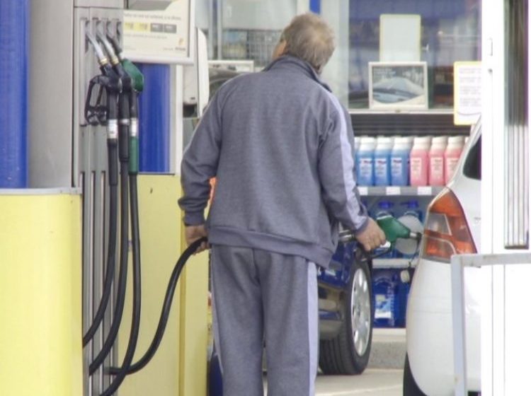 SCUMPIRI: Începând cu 1 aprilie, introducerea accizei suplimentare pe carburanţi va aduce un plus de 40 de bani pe litrul de carburant SCUMPIRI: Începând cu 1 aprilie, introducerea accizei suplimentare pe carburanţi va aduce un plus de 40 de bani pe litrul de carburant