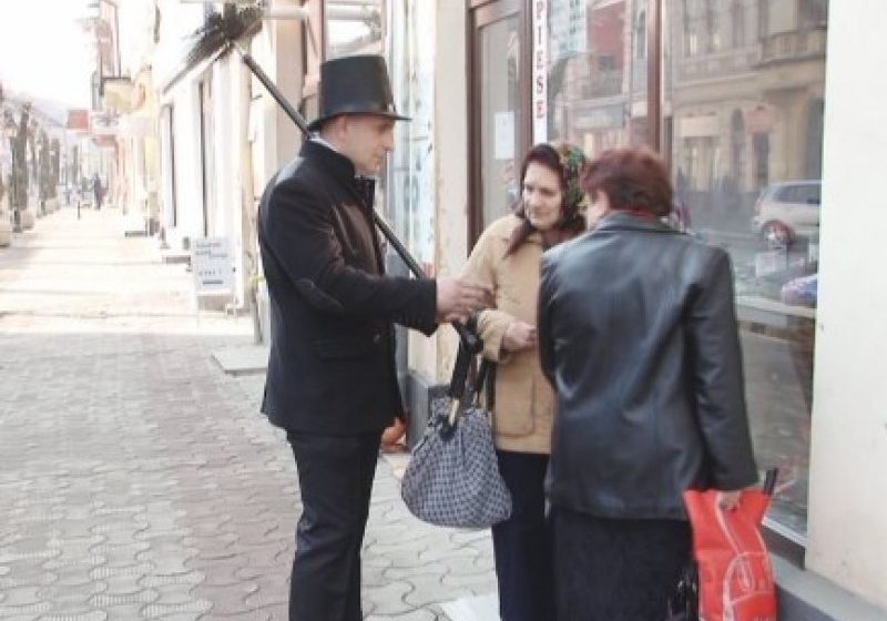 SIGHET: Un mărţişor cu noroc din partea coşarului pentru doamne şi domnişoare