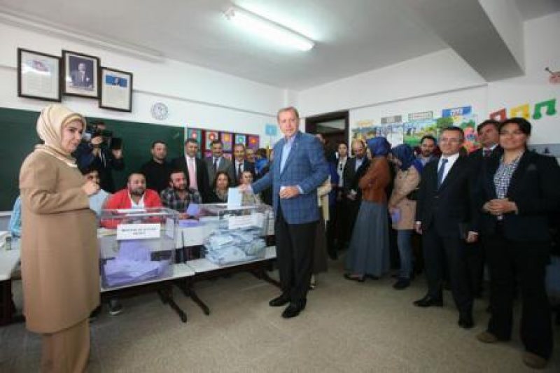 TURCIA: Partidul lui Erdogan conduce în alegerile municipale TURCIA: Partidul lui Erdogan conduce în alegerile municipale