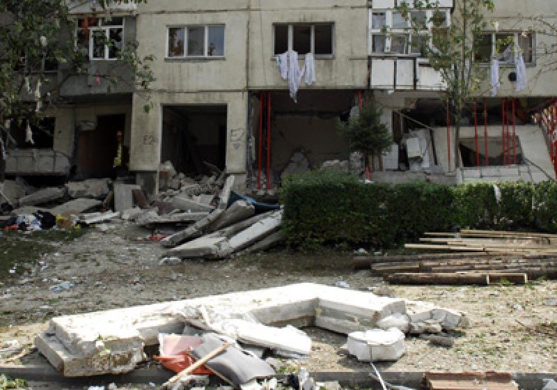 EXPLOZIE: Trei persoane au fost rănite în urma unei deflagraţii într-un bloc din Oneşti