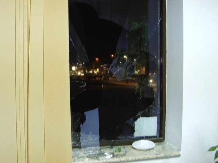 SIGHET: Un geam al casieriei TV Sighet a fost spart de un cetăţean turmentat