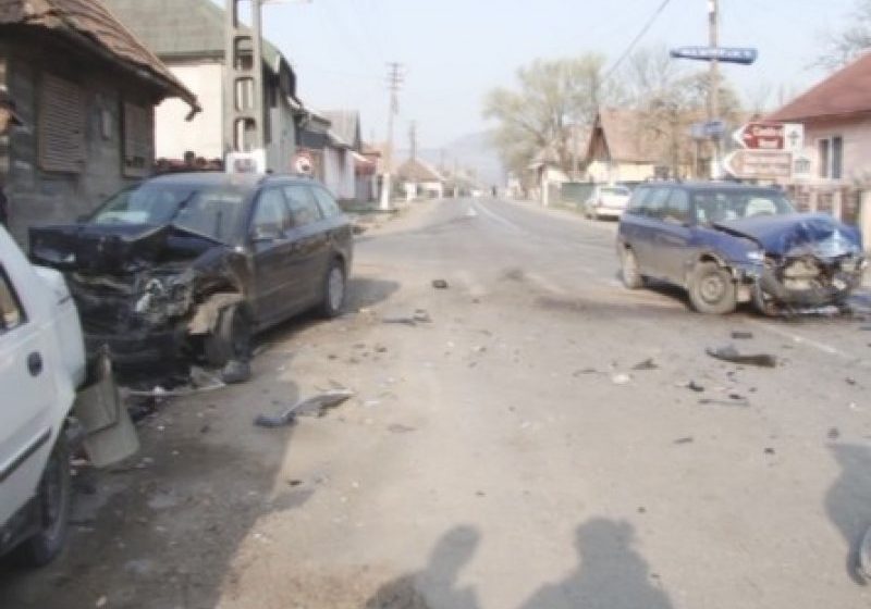 SĂPÂNŢA: Trei persoane transportate de urgenţă la spital şi două maşini făcute zob în urma unui accident în centrul comunei