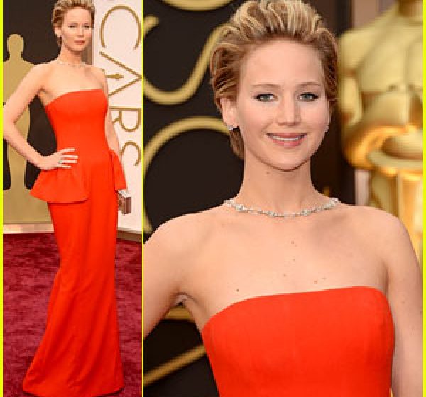 PREMIILE OSCAR: Jennifer Lawrence s-a împiedicat din nou, de această dată pe covorul roșu