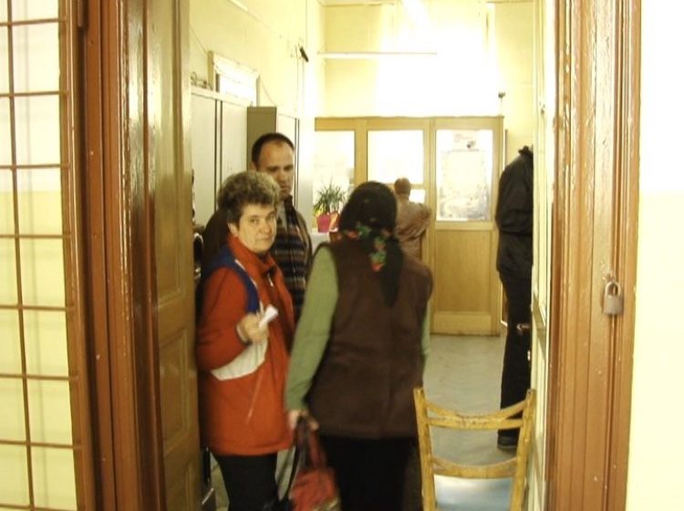 SIGHET: Lume multă la casieria Direcţiei Venituri, în ultima zi de reducere cu 10% la plata taxelor şi impozitelor SIGHET: Lume multă la casieria Direcţiei Venituri, în ultima zi de reducere cu 10% la plata taxelor şi impozitelor