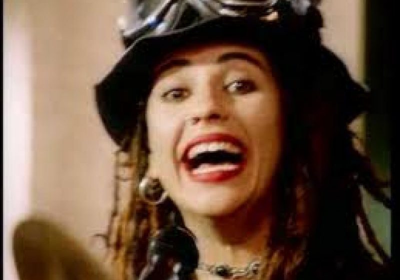 S-AU LUAT: Fosta solistă a grupului 4 Non Blondes s-a căsătorit cu partenera ei de viaţă
