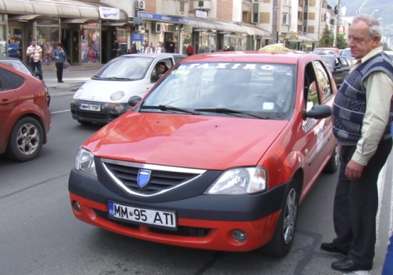 BAIA MARE: S-a grăbit să traverseze prin loc nepermis şi a fost acroşat de un taximetru BAIA MARE: S-a grăbit să traverseze prin loc nepermis şi a fost acroşat de un taximetru