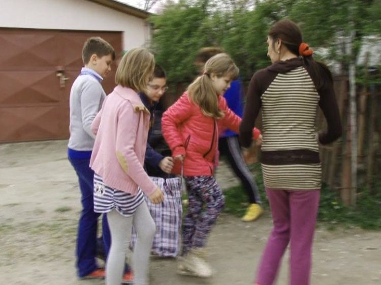 REPORTAJUL ZILEI: 200  de familii nevoiaşe din Sighet au primit o bucurie acum în preajma Paştelui