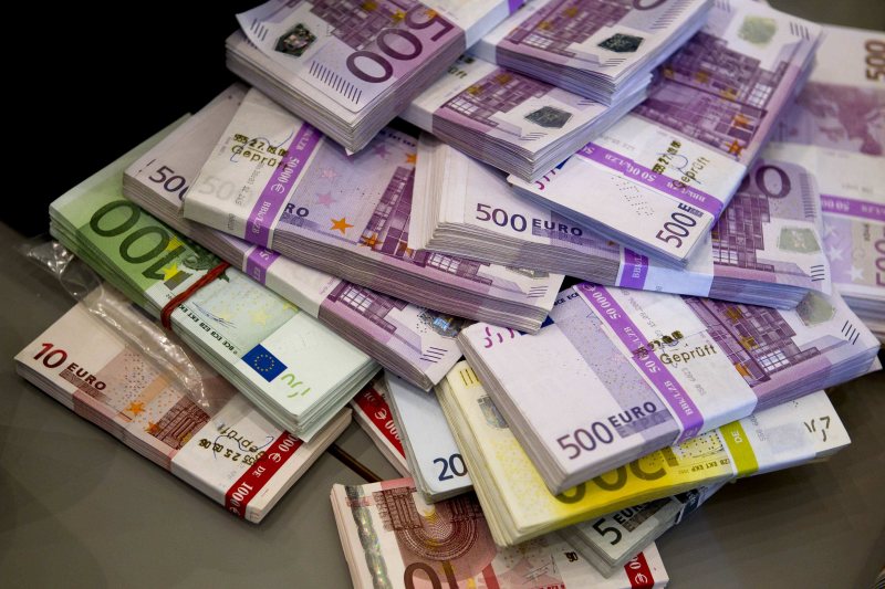 CREŞTERE DE 20%: Românii plecați la muncă în străinătate au trimis acasă, de Paște, peste 4 milioane de euro, prin Meridiana CREŞTERE DE 20%: Românii plecați la muncă în străinătate au trimis acasă, de Paște, peste 4 milioane de euro, prin Meridiana