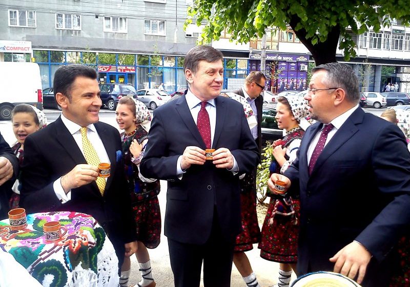 BAIA MARE: Preşedintele PNL, Crin Antonescu, a fost întâmpinat de conducerea judeţeană a partidului conform tradiţiei locale BAIA MARE: Preşedintele PNL, Crin Antonescu, a fost întâmpinat de conducerea judeţeană a partidului conform tradiţiei locale