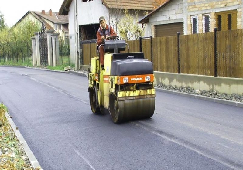 SIGHET: Reparaţii pe străzi, amenajări de locuri de parcare, lucrări la trotuare şi spaţiile verzi SIGHET: Reparaţii pe străzi, amenajări de locuri de parcare, lucrări la trotuare şi spaţiile verzi