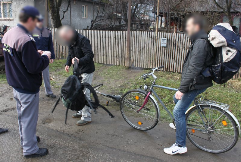 SARASĂU: Doi tineri reţinuţi în timp ce cărau cu bicicletele peste 1000 de pachete cu ţigări SARASĂU: Doi tineri reţinuţi în timp ce cărau cu bicicletele peste 1000 de pachete cu ţigări