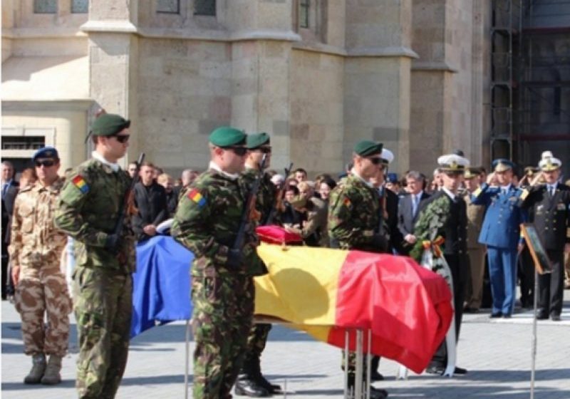 CĂZUT LA DATORIE: Sublocotenentul post mortem Claudiu Vulpoiu a fost înmormântat la Craiova cu onoruri militare