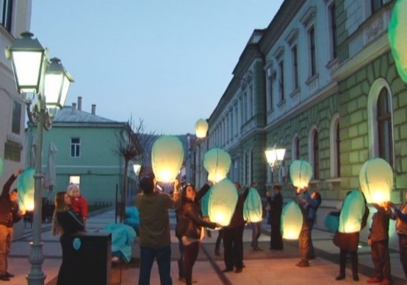 SIGHET: Zeci de lampioane albastre au fost lansate aseară în semn de solidaritate faţă de persoanele care suferă de autism