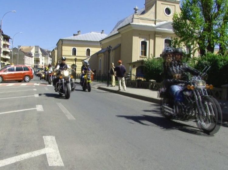SIGHET: Peste 100 de motociclişti din mai multe oraşe au participat la un marş SIGHET: Peste 100 de motociclişti din mai multe oraşe au participat la un marş