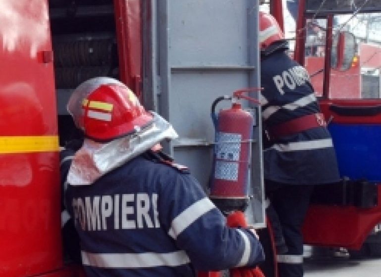 TISA: Podul unei case a fost cuprins de flăcări